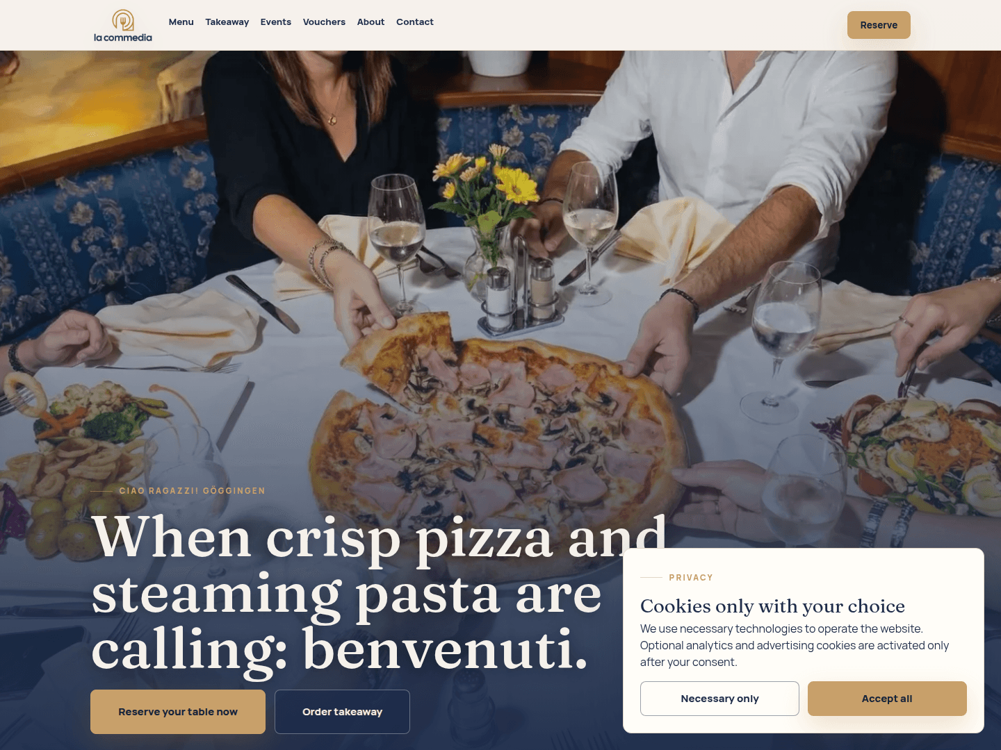 Startseite von La Commedia mit Pizza und Gästen am Tisch