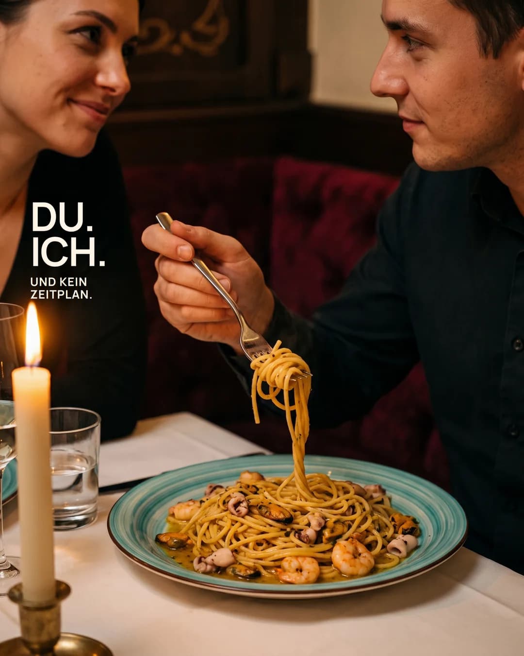 Paar bei Kerzenlicht mit Pasta, Text: Du. Ich. Und kein Zeitplan.