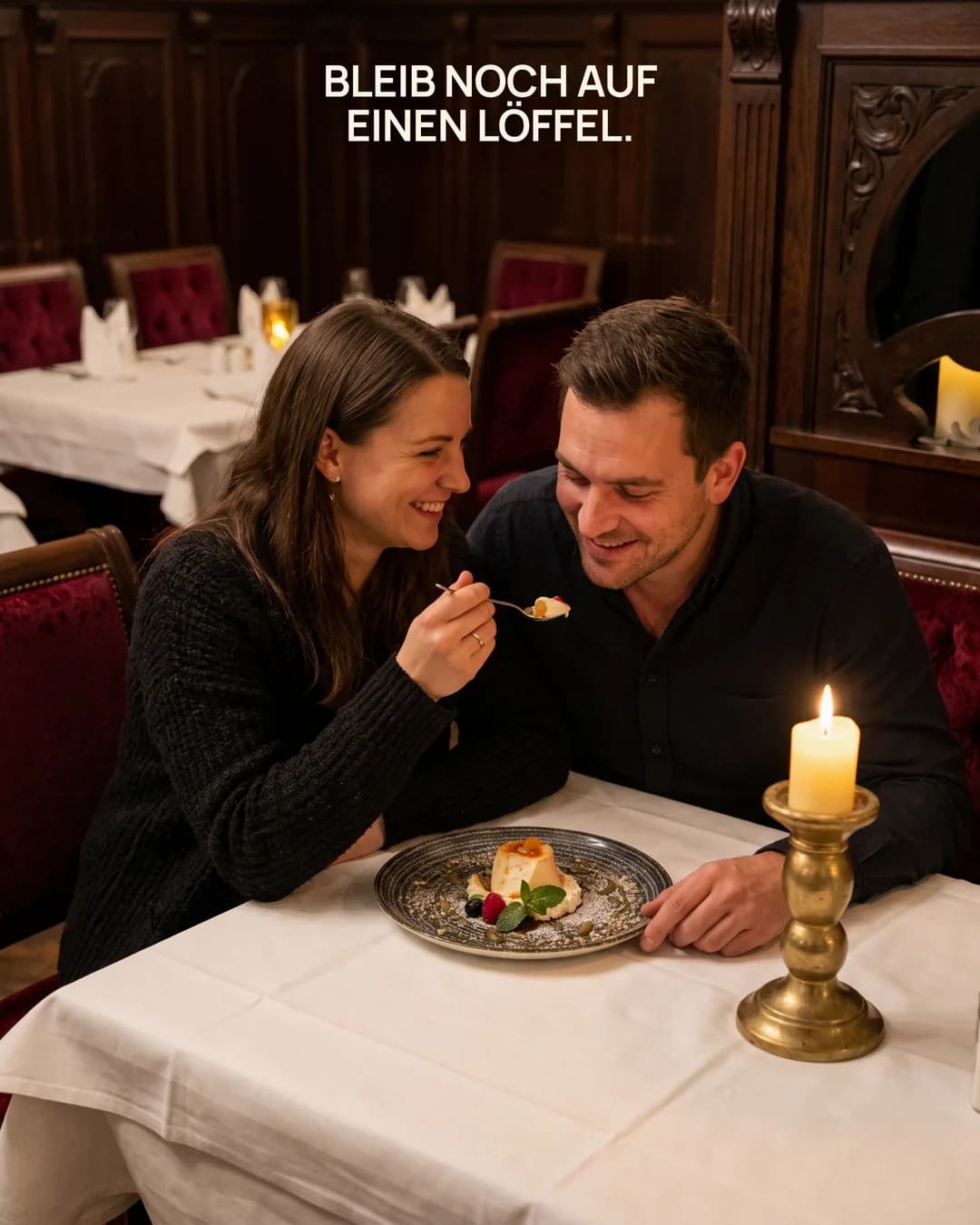 Paar teilt sich ein Dessert, Text: Bleib noch auf einen Löffel.